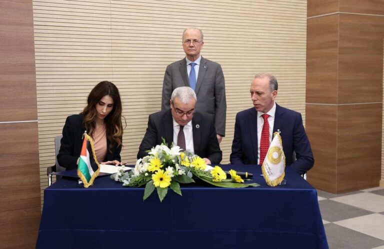 رئيس الوزراء ومحافظ سلطة النقد يطلقان برنامج “بادر” لتمويل العمال