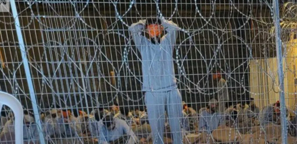 “فيديو” .. قناة عبرية تنشر مشاهد لقيام جنود الاحتلال بالاعتداء الجنسي على أسير من غزة