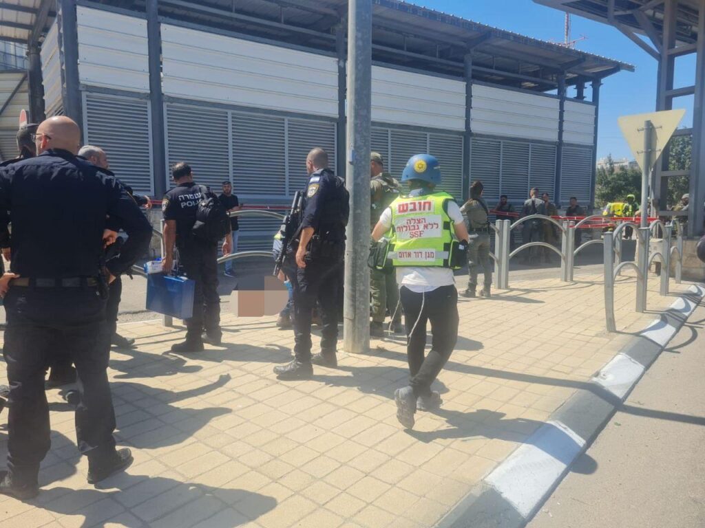إصابة مجندة للاحتلال بعملية طعن جنوب القدس واستشهاد المنفذ
