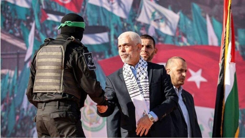 5 كُتّاب أعلنوا استقالتهم من “جُويش كرونيكل” على خلفية تقرير مفبرك عن السنوار