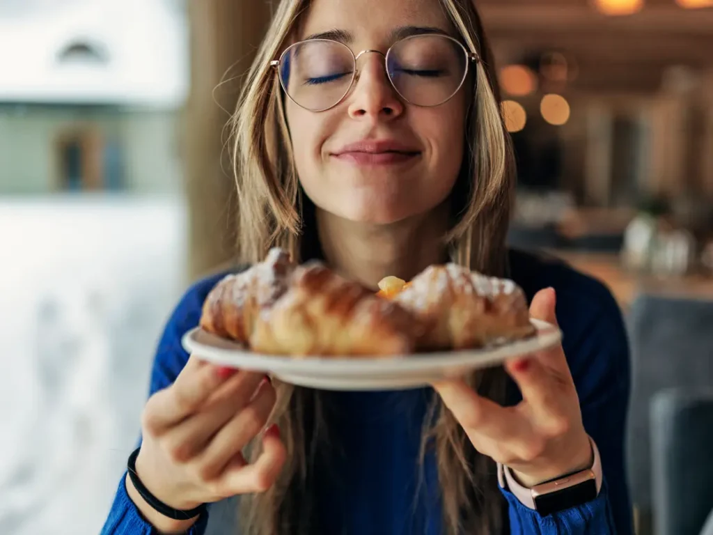 لماذا نشعر بالسعادة عند التهام الطعام اللذيذ.. إليك السر!