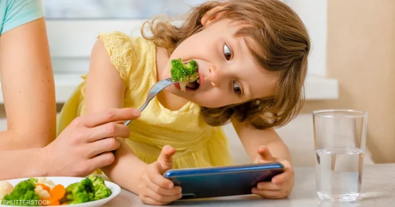 دراسة تربط الوزن الزائد لدى الأطفال بالهاتف والتلفزيون..كيف؟