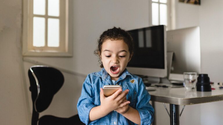 متى ينبغي على الطفل امتلاك هاتف ذكي؟