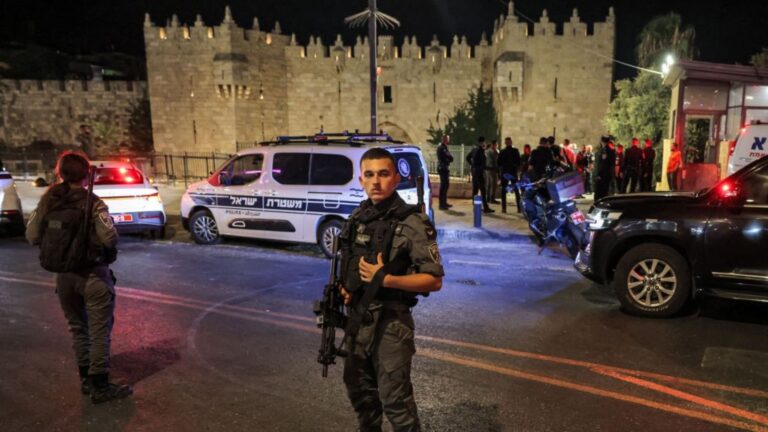 عملية طعن في الخضيرة.. مقتل مستوطن و6 إصابات بينها حرجة