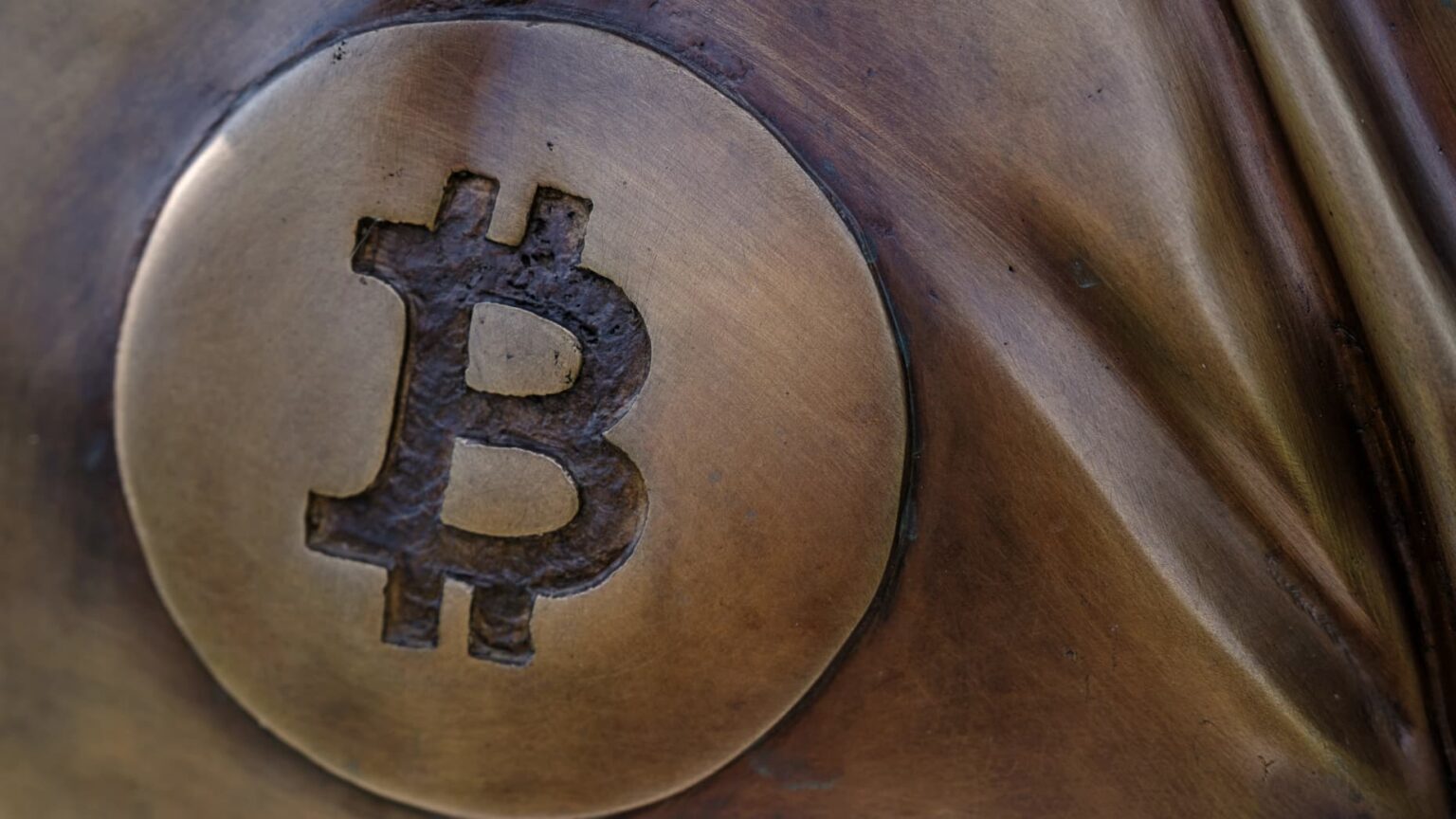 لأول مرة.. سعر عملة “بيتكوين” يتجاوز 80 ألف دولار