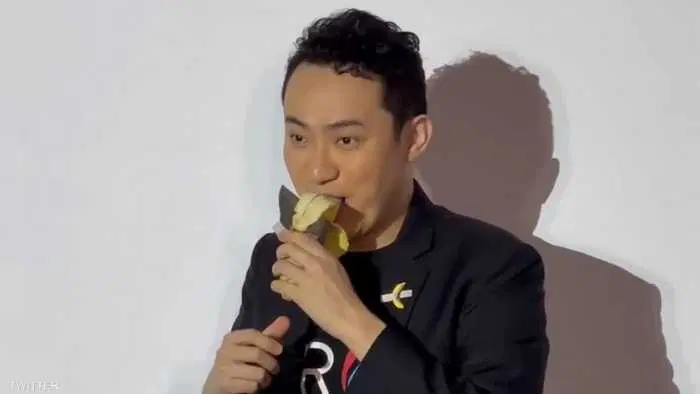 مالك اللوحة الجديد يأكل “موزة” اشتراها مقابل 6.2 مليون دولار