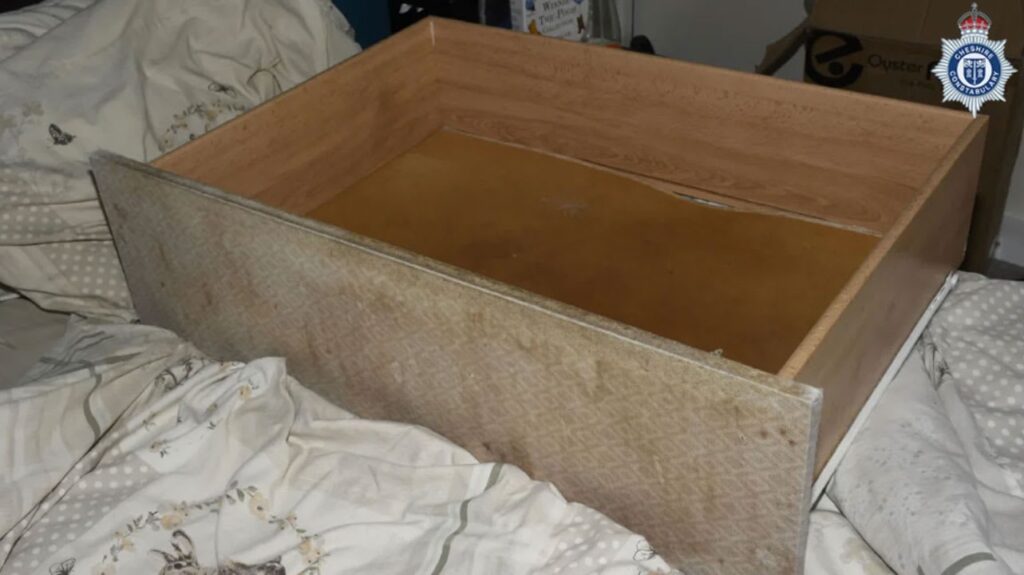 السجن لأم بريطانية خبأت رضيعتها 3 سنوات في درج تحت السرير