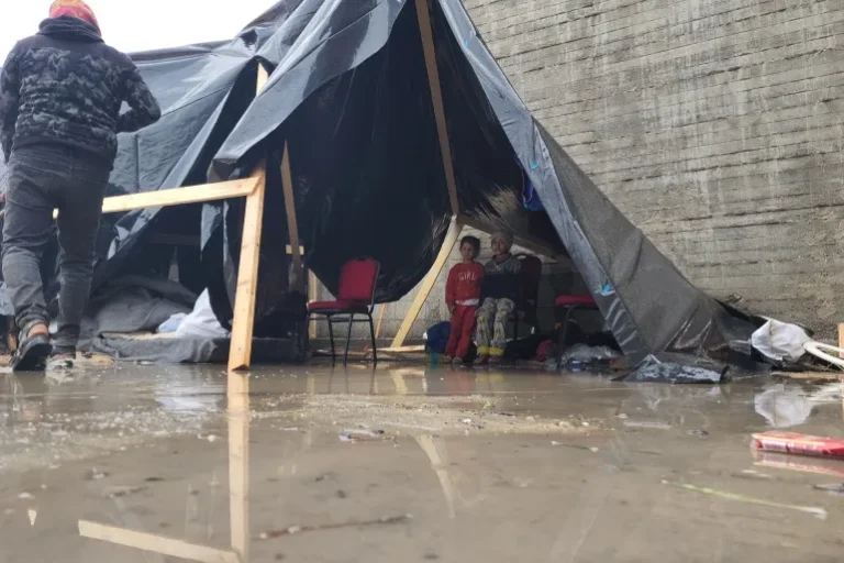 الحرب على غزة: غرق خيام النازحين ونسف مربعات سكنية في بيت لاهيا