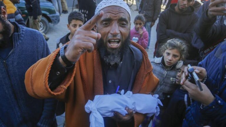 غزة: استشهاد توأم الطفل الذي توفي شقيقه امس بسبب البرد القارس