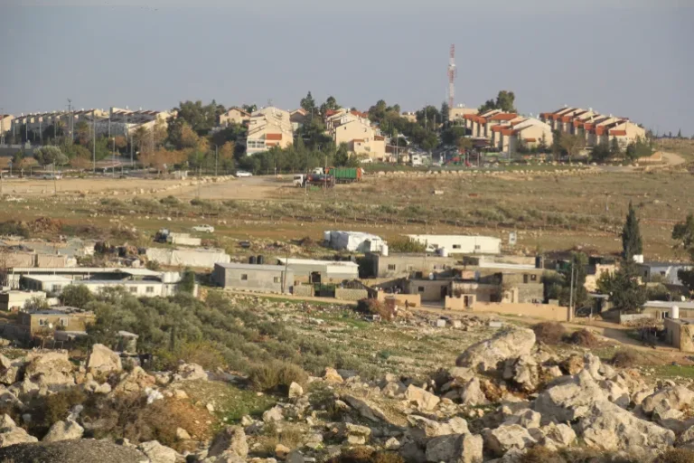 ما علاقة أبراج الاتصالات بضم الضفة الغربية؟ .. مخطط إسرائيلي جديد