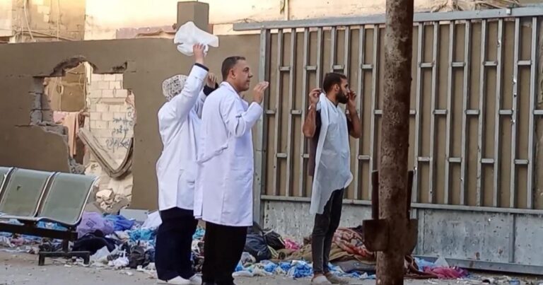 الاحتلال الإسرائيلي يقتحم مستشفى كمال عدوان شمالي قطاع غزة ويجبر الموجودين فيه على الخروج للساحة الخارجية ويقوم بتفتيشهم