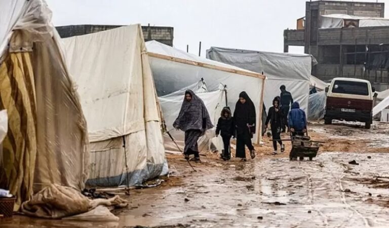 مئات نداءات استغاثة من النازحين بغزة بعد غمر الامطار خيامهم