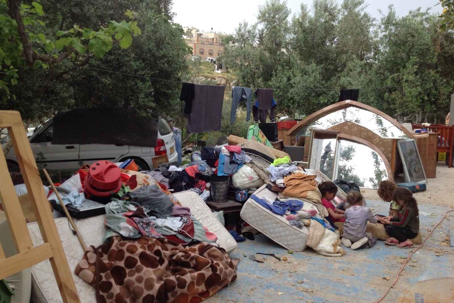 الاحتلال يجبر مواطنيْن على هدم منزليهما في القدس