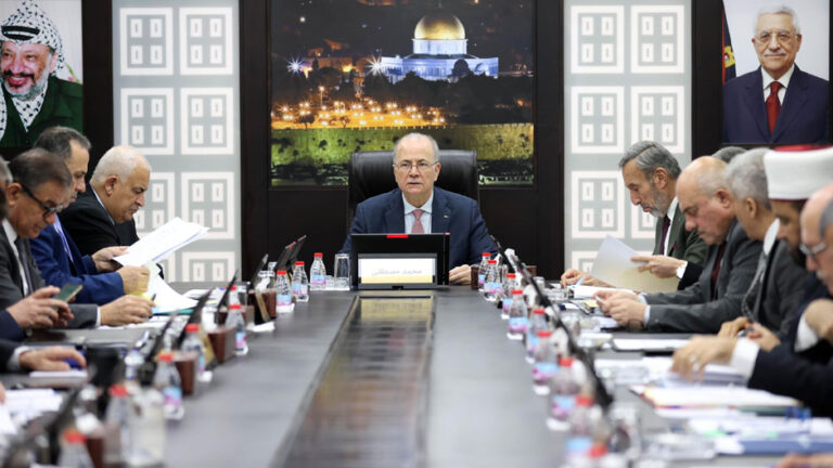 اليوم- الحكومة تعقد اجتماعا خاصا لتنسيق خطط الوزارات والهيئات الرسمية العاملة بغزة