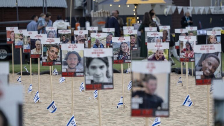 نيويورك تايمز: “لا اتفاق من دون قائمة بالرهائن الأحياء”