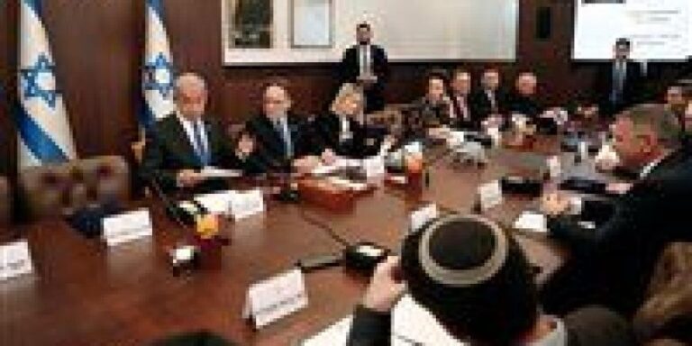 حكومة الاحتلال تصادق رسميا على اتفاق صفقة تبادل الأسرى ووقف إطلاق النار في غزة