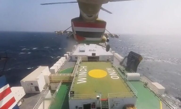 الحوثيون يعلنون الإفراج عن طاقم سفينة بعد احتجازه إثر الحرب على غزة