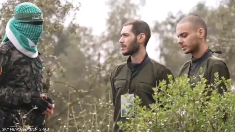 قبل تسليمها.. القسام تنشر محادثة رهينة عن “شجرة الزيتون”