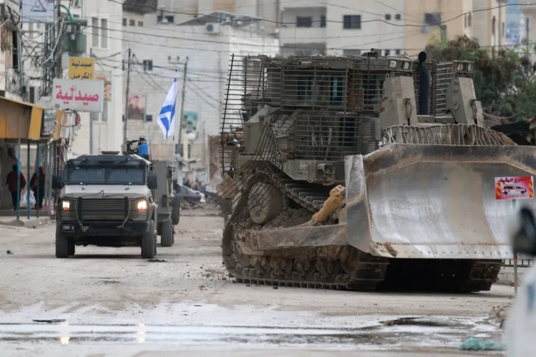 إسرائيل تواصل هجومها على جنين ومخيمها لليوم الـ26