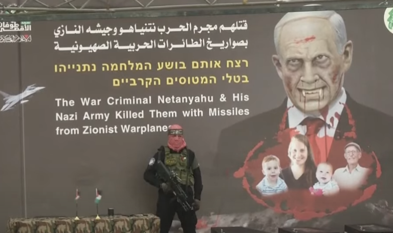 لحظة تسليم جثامين 4 أسرى إسرائيليين إلى الصليب الأحمر وسط مشاهد لافتة