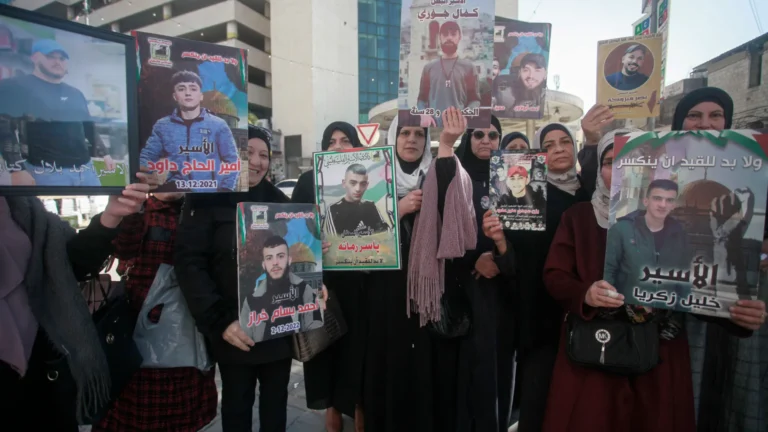 مخابرات الاحتلال تمنع عائلات أسرى فلسطينيين من السفر لاستقبالهم في مصر