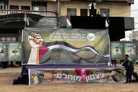 ابو عبيدة: سيتم تسليم جثامين عائلة بيباس وليفشتس غدا