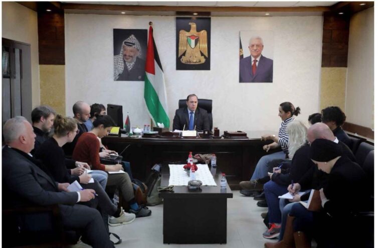 كميل لوفد من الصحافة الأجنبية: طولكرم مثخنة بالجراح بسبب الحصار والدمار