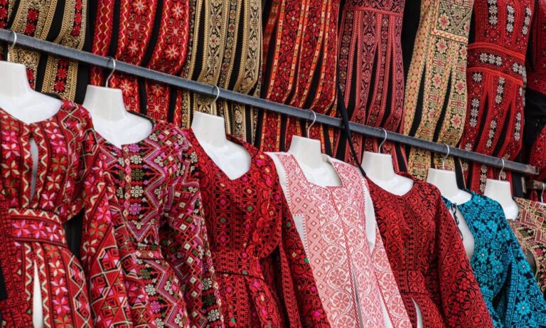 خاص طريق المحبة-التطريز الفلسطيني: توثيق التاريخ والهوية على أثواب السيدات