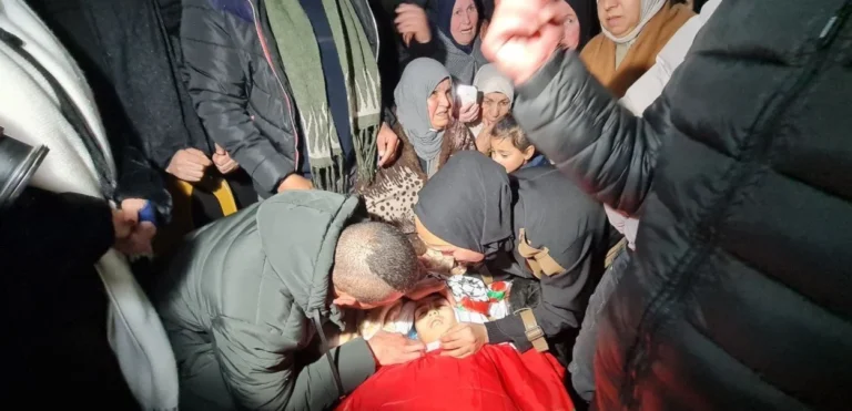 “الغارديان”: مشاهد توثّق قتل جنود الاحتلال الطفل أيمن الهيموني بالرصاص في الضفة