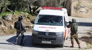 الهلال الأحمر: الاحتلال يعتدي على طاقم إسعاف ويحطم مركبته بمخيم الفوار