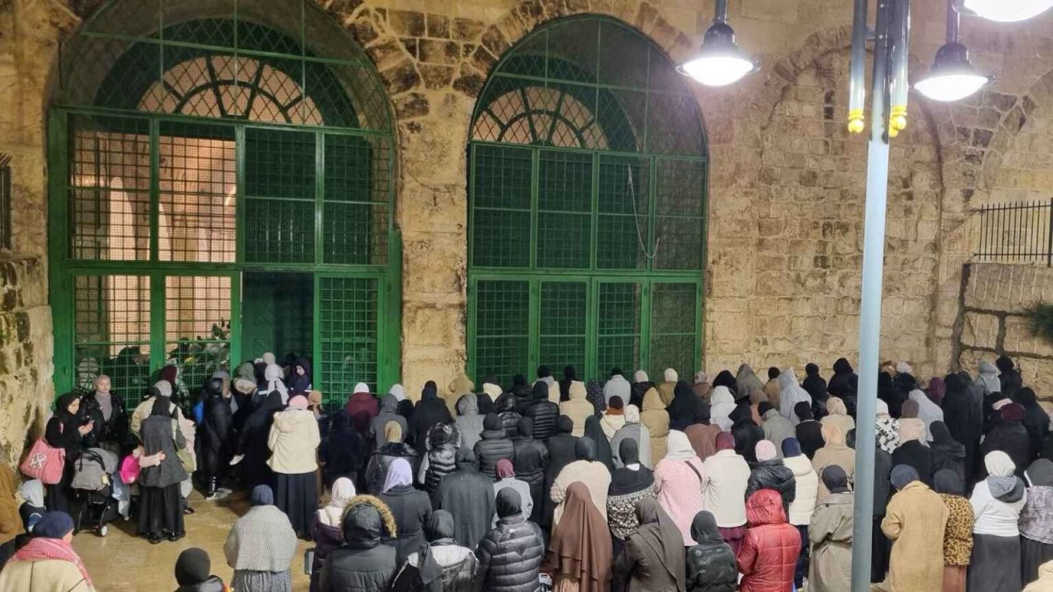 آلاف المصلين يؤدون صلاتي العشاء والتراويح في المسجد الأقصى المبارك