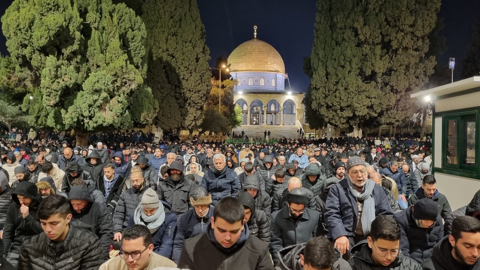 آلاف المواطنين يؤدون صلاتي العشاء والتراويح في المسجد الأقصى