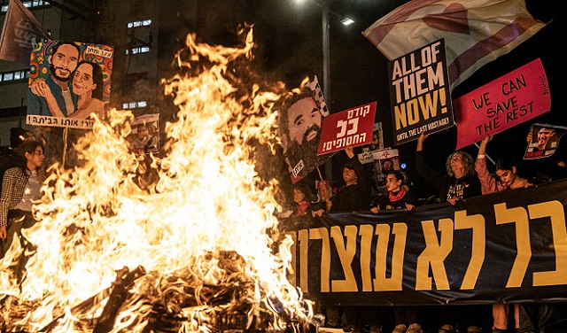 استطلاع: غالبية الإسرائيليين يؤيدون استقالة نتنياهو ويدعمون لجنة تحقيق رسمية