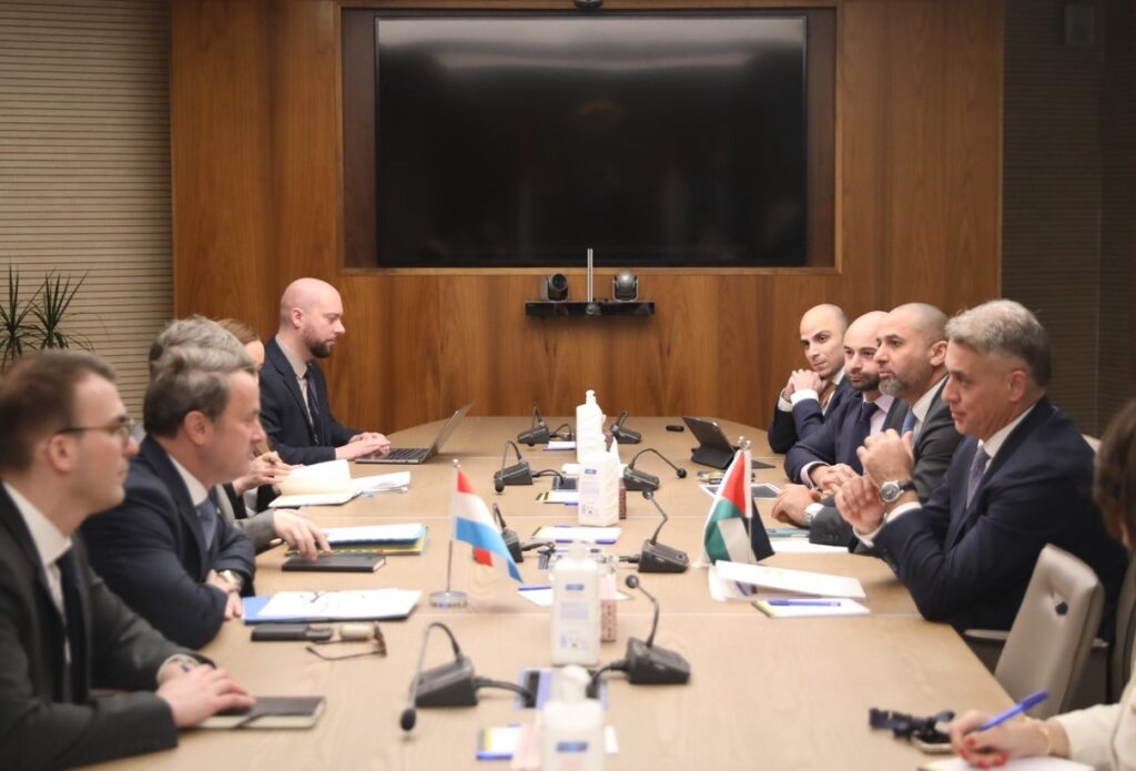 محافظ سلطة النقد يلتقي وزير خارجية لوكسمبورغ