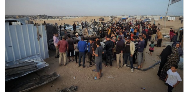 شهداء وجرحى بين النازحين- الاحتلال يحاصر الاف المواطنين غرب رفح بعد أوامر إخلاء