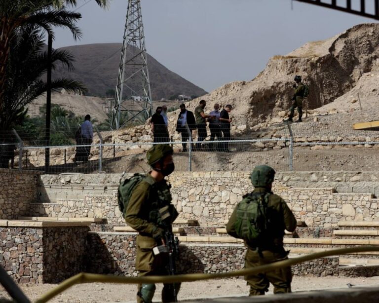 مستعمرون يقتحمون تجمع “شلال العوجا” شمال أريحا