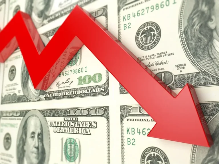 الدولار يتراجع وسط مخاوف بشأن استقلالية مجلس الاحتياطي الاتحادي في عهد ترامب