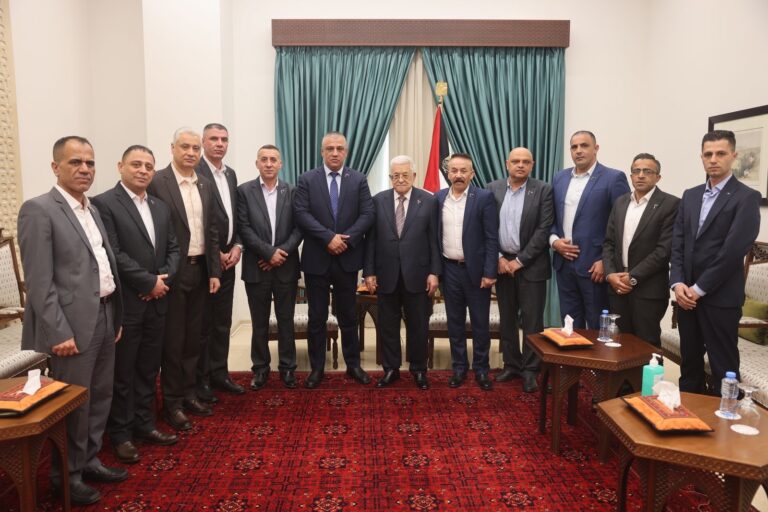 السيد الرئيس يستقبل قائد جهاز الارتباط العسكري وعدد من ضباط الجهاز .