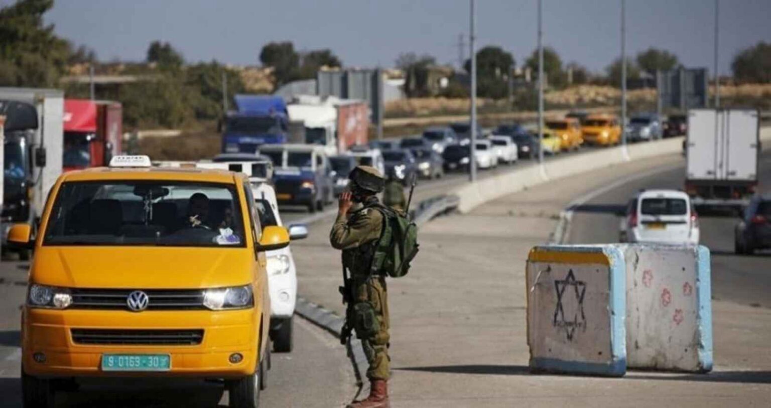 الاحتلال يصعد من إجراءاته العسكرية وينكل بالمواطنين على حاجز بيت فوريك