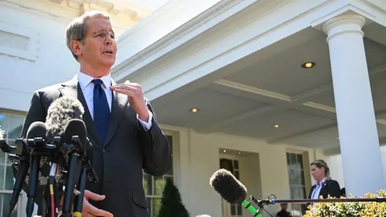 لهذا تراجع ترامب عن الرسوم.. رسائل غمرت هاتف مسؤولة البيت الأبيض