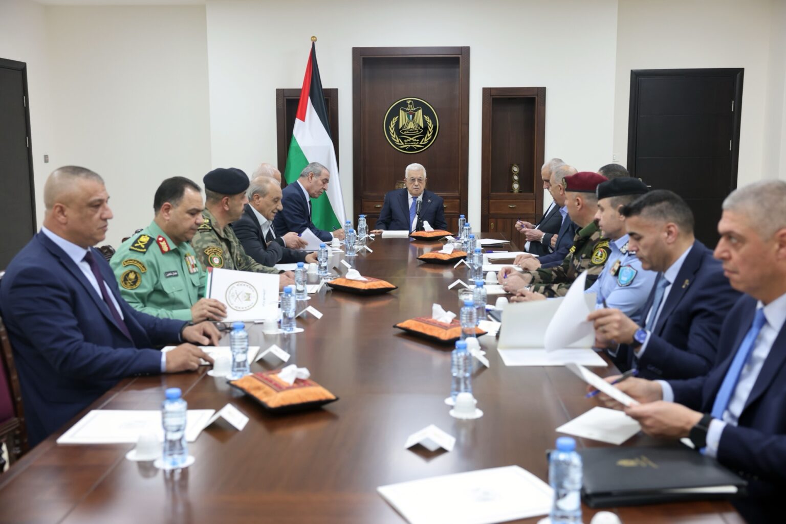 الرئيس يترأس اجتماعاً لقادة الأجهزة الأمنية