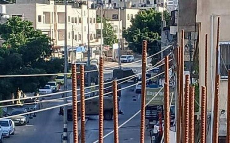 قوات الاحتلال تقتحم مدينة نابلس وتحاصر منزلا في مخيم بلاطة