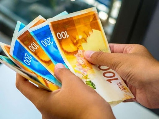 وزارة المالية: صرف رواتب الموظفين عن شهر آذار اليوم بنسبة 70%