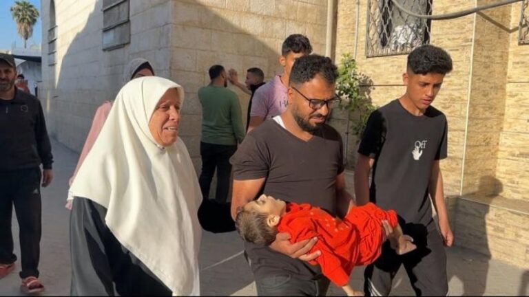 استشهاد الأستاذ عامر راسم المدهون وزوجته وطفليه عبيدة ومحمد جرّاء قصف منزلهم في حي الأمل غرب خانيونس، في وقت سابق.