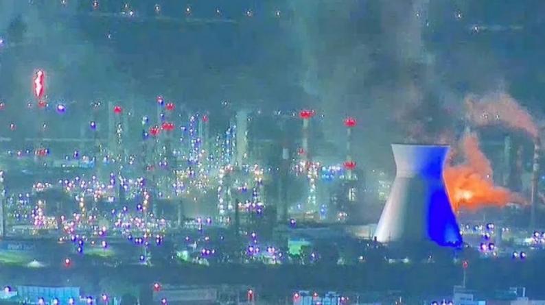 إصابة مباشرة لمحطة كهرباء حيفا بصاروخ إيراني واشتعال النيران فيها