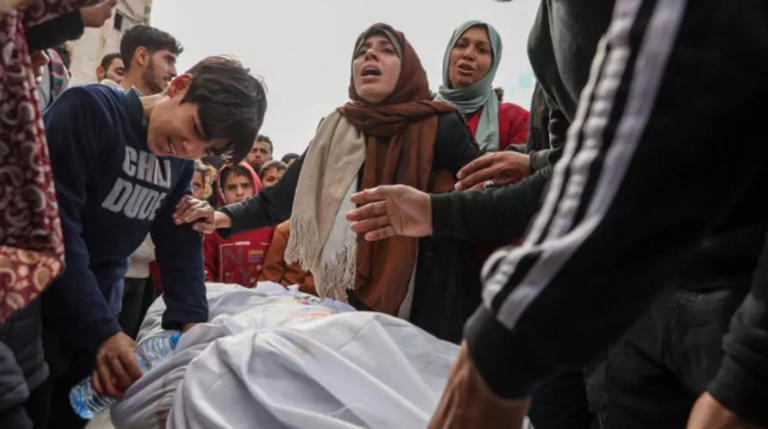 الاحتلال يواصل قصف غزة: شهداء وجرحى من طالبي المساعدات