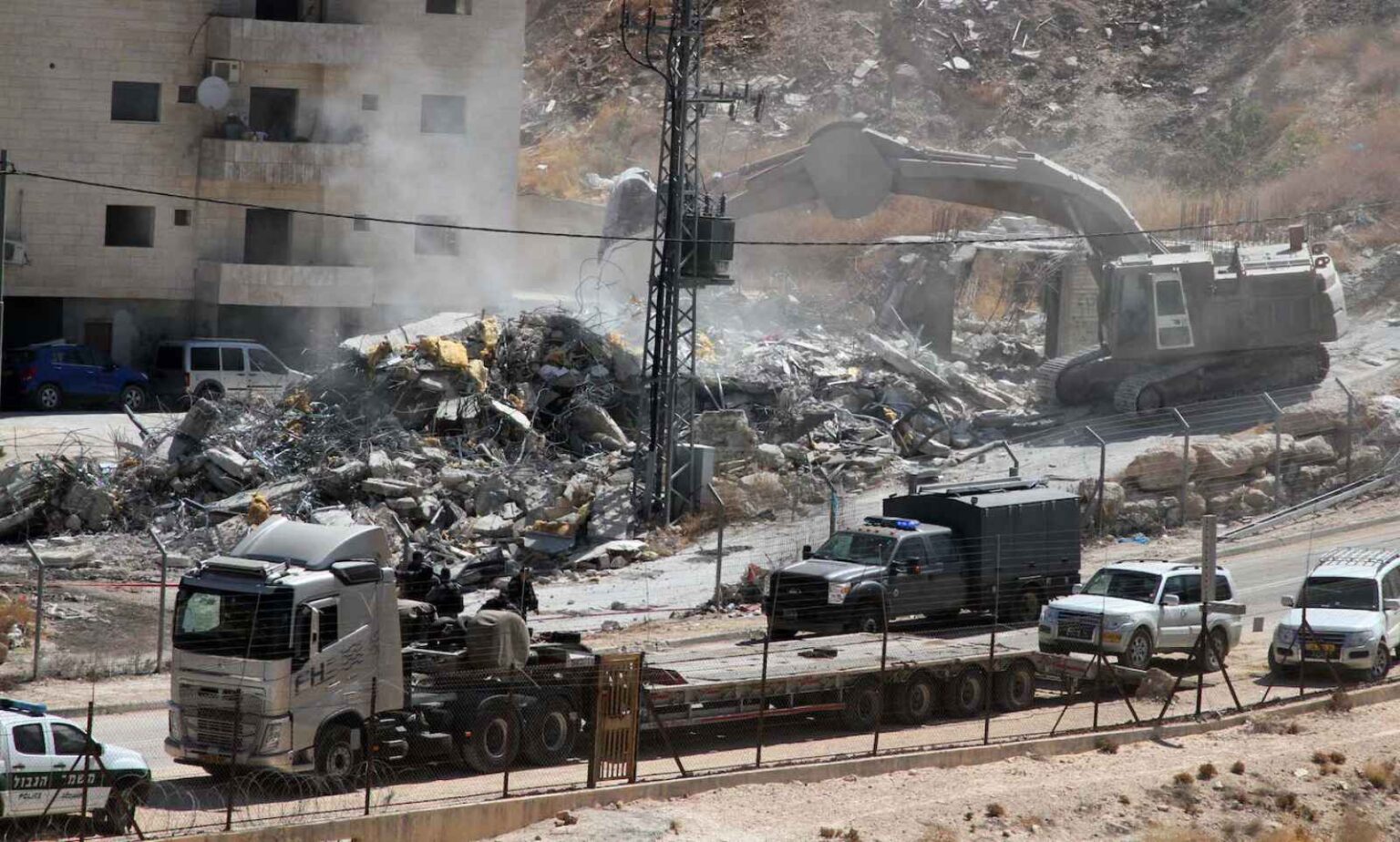 القدس: الاحتلال يهدم أسوارا في عناتا