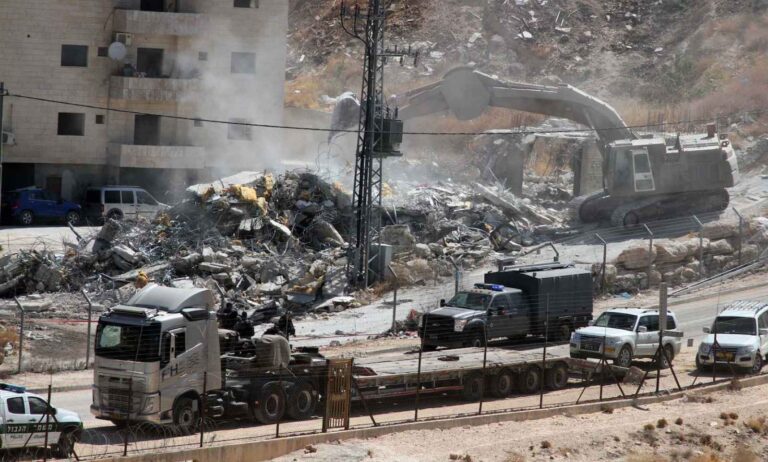 القدس: الاحتلال يهدم أسوارا في عناتا