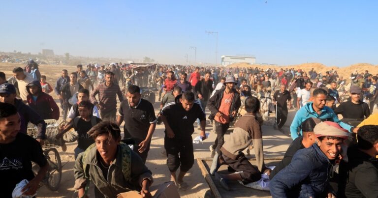 في مجزرة جديدة .. 30 شهيدا في إطلاق نار من آليات الاحتلال قرب موقع مساعدات بغزة