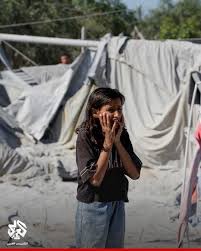 الاحتلال يقصف خياما للنازحين بغزة ويحظر دخول “مناطق المساعدات”